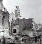 Руины на ул. Мостовой на фоне бернардинского костёла. 1941 год