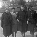 Четыре девушки в парке. 30-е годы