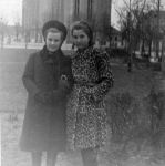 Две девушки на фоне Гарнизонного костёла. 30-е годы