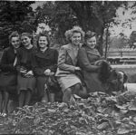 Пять девушек у фонтана в парке. 30-е годы