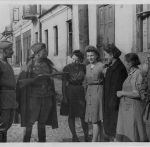 На улицах освобождённого Гродно. Солдаты беседуют с местными жителями.  16 июля 1944 года