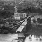 Вид на город и взорванный автодорожный мост. 1944 год