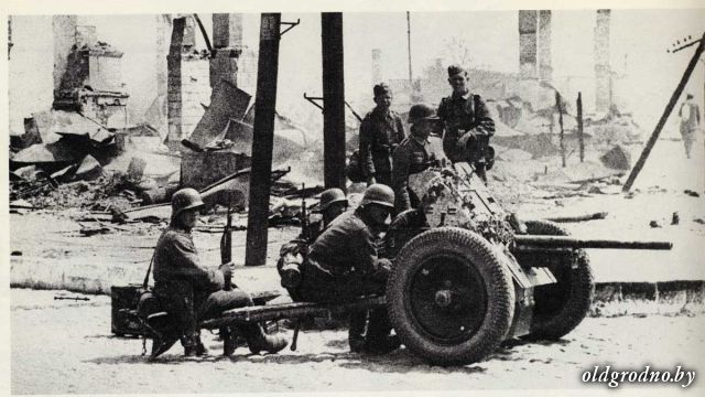 Немецкие артиллеристы на улицах захваченного и разрушенного Гродно. 1941 год
