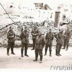 Немецкие солдаты на улицах разрушенного центра. 1941 год