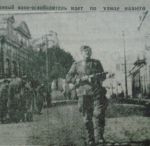 Солдат-освободитель идёт по ул. Социалистической. 1944 год