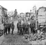 Немецкие солдаты на улицах захваченного и разрушенного центра Гродно (совр. ул. Батория). 1941 год
