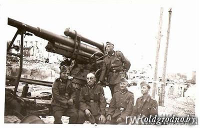 Немецкие артиллеристы на улицах захваченного Гродно