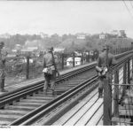 Немецкие солдаты на ж/д мосту в Гродно. 1944 гг