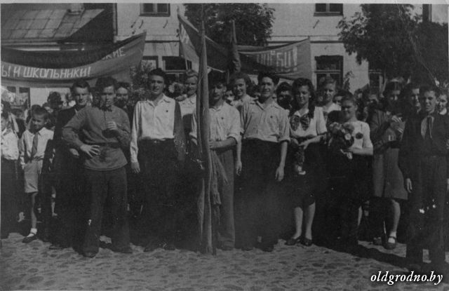Школьники на демонстрации на пл. Ленина (совр. Тызенгауза). Конец 40-х годов