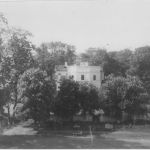Бывшее здание медицинской академии в старом парке