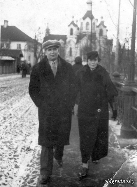 На фоне Александро-Невской церкви. 30-е годы