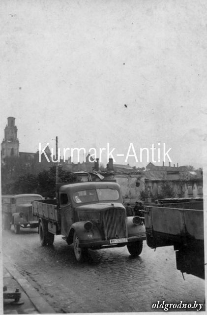 Немецкие автомашины на Старом мосту. 1941 год
