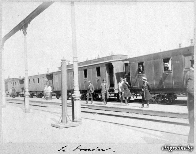 На перроне железнодорожного вокзала. 1892 год