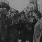 На улицах освобождённого Гродно. Солдаты беседуют с местными жителями. 16 июля 1944 года